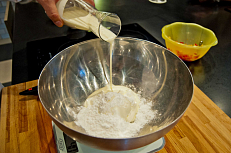 К маскарпоне и сахарной пудре добавляются сливки.