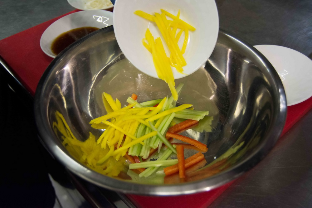 Салат с креветками и манго от шеф-повара ресторана «Китайская грамота» Чжана Сяньчэна - фотография № 3