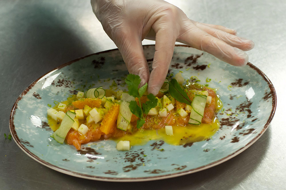 Закуска из лосося с горчичной заправкой и яблоком от шеф-повара ресторана Hitch - фотография № 20