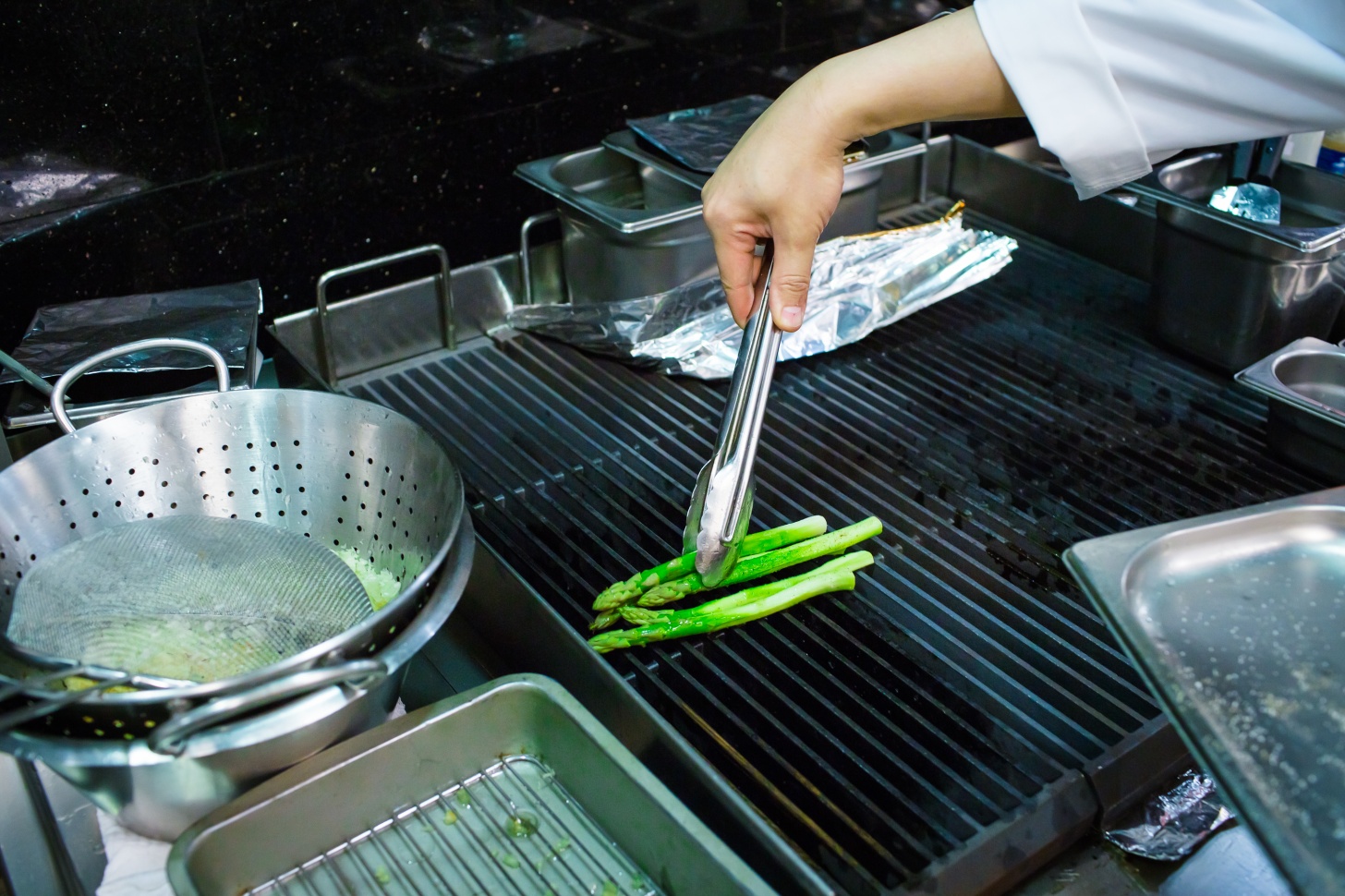 Спаржа с луково-перечной сальсой от шеф-повара ресторана Nobu - фотография № 7