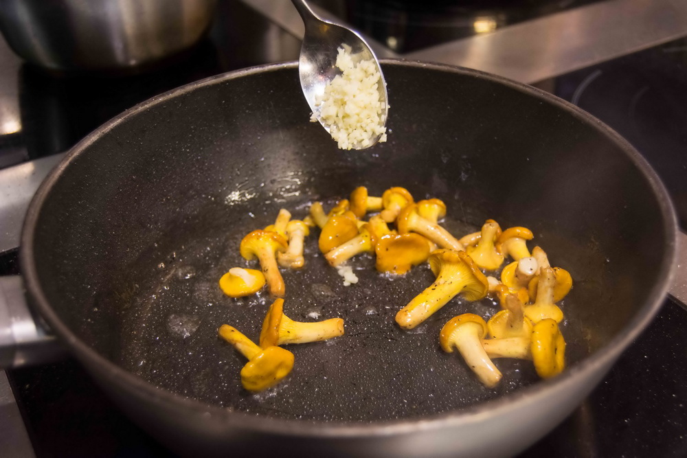 Кукурузная каша с сырным соусом, шкварками и лисичками от шеф-повара ресторана «Банщики» - фотография № 25