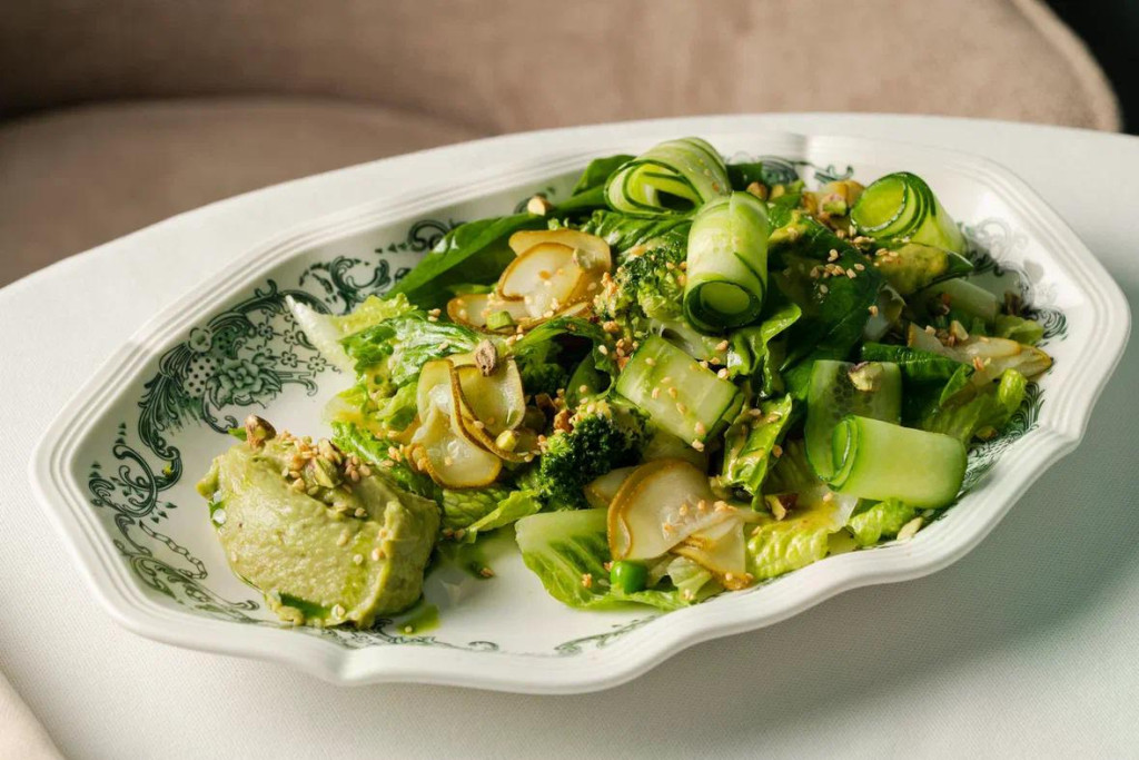 Большой зеленый салат