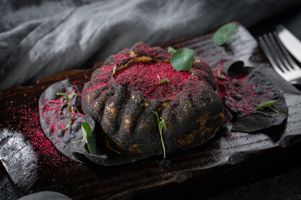 Пирог Черный бык с бургундским соусом (фото предоставлено заведением)