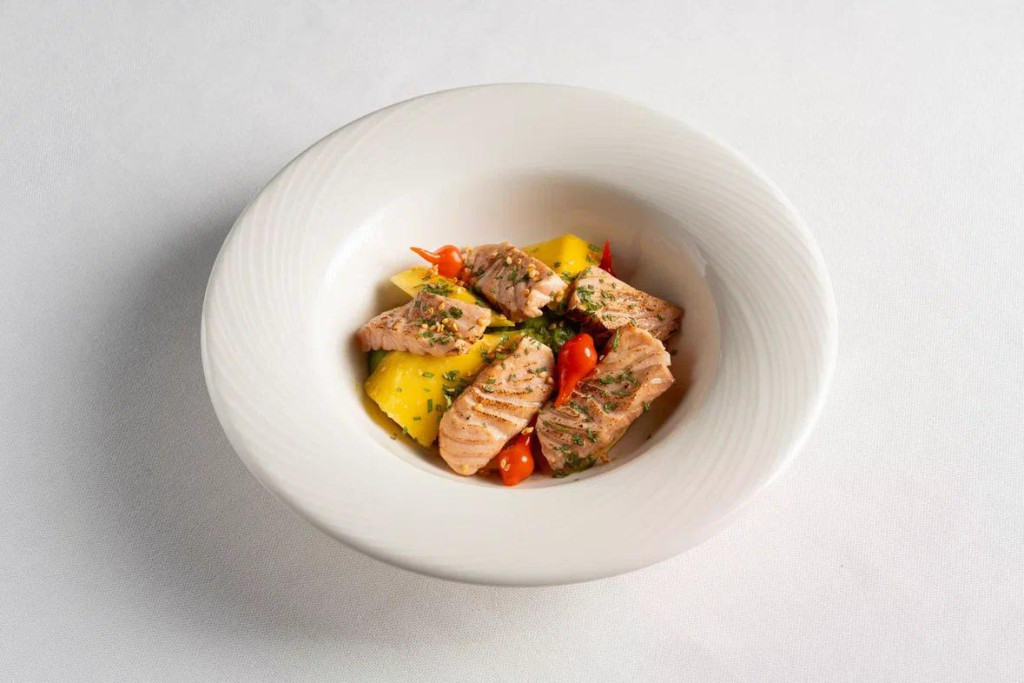 Салат с авокадо, манго и семгой