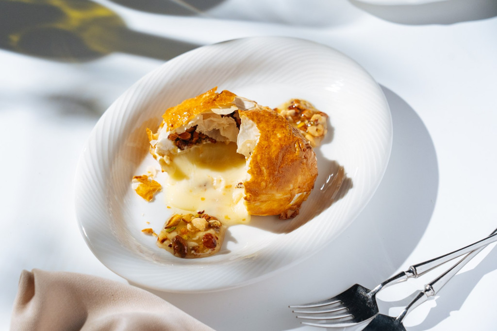 Бри с тестом фило и трюфельной пастой