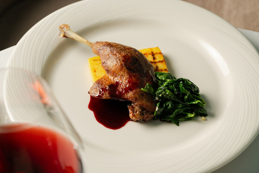 Утиная ножка конфи с полентой и шпинатом
