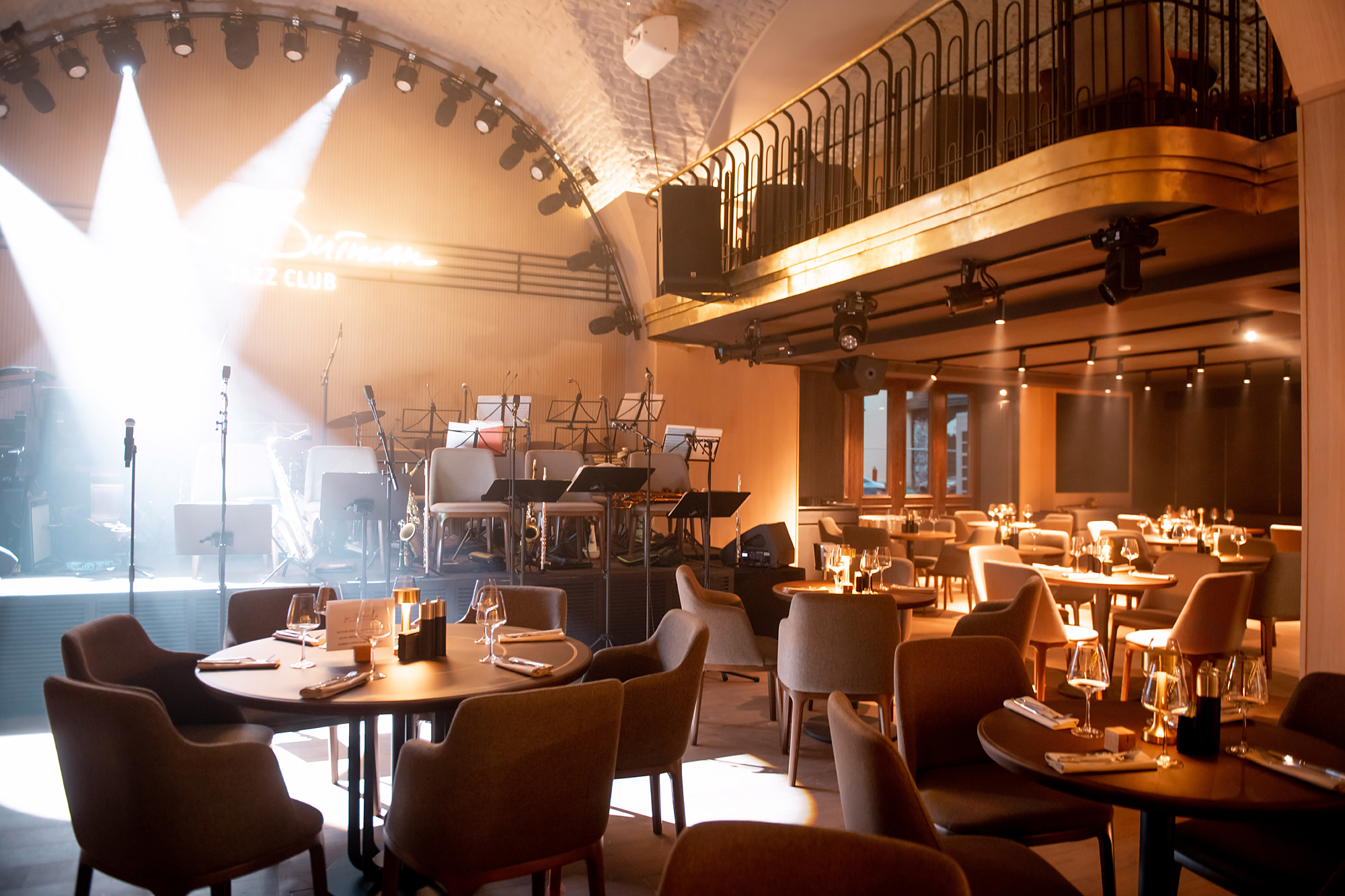 14 джазовых баров и ресторанов в Петербурге: где послушать джаз 47 Клуб Игоря Бутмана в Санкт-Петербурге — премиальный джаз-клуб с авторской кухней