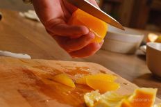 Нарежьте апельсин на филе без пленок.