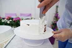 С помощью лопатки обмазываем торт со всех сторон.