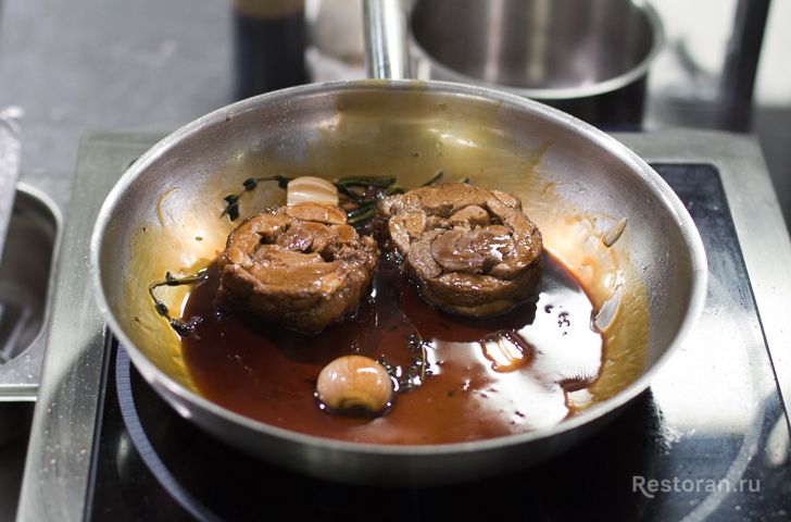 Лопатка ягненка с капоннатой из баклажанов и мясным соусом из ресторана «Светлый» - фотография № 31