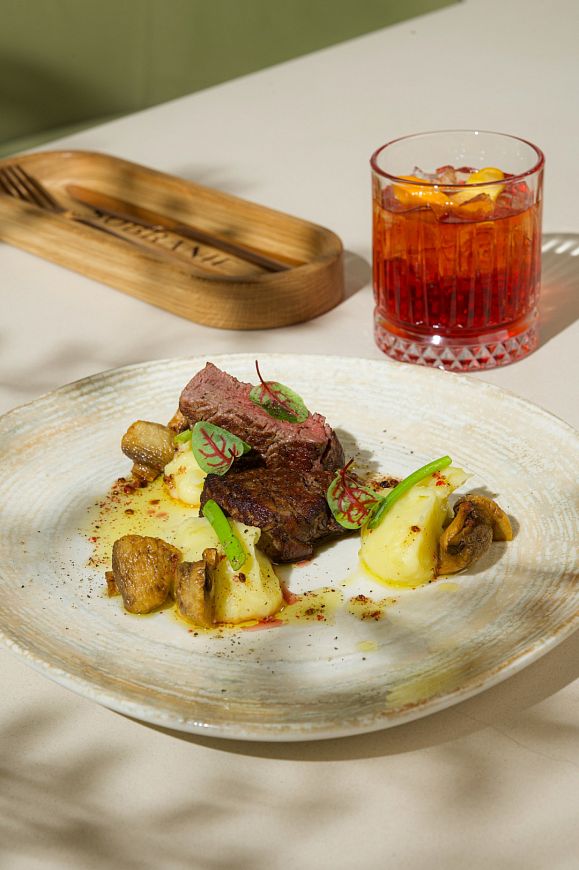 «Собрание» / SOBRANIE — первое заведение, объединяющее высокую кухню и культуру лаунж-отдыха