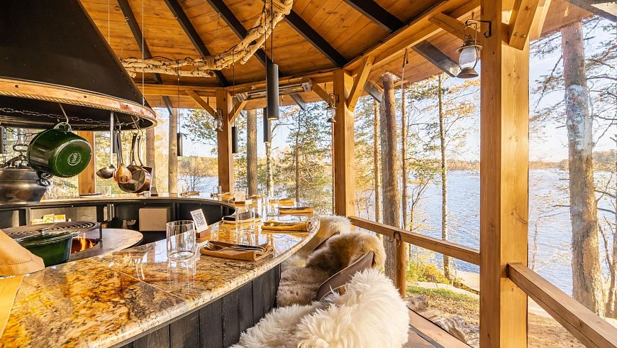 Гастроужин Πολύ × Hvoy