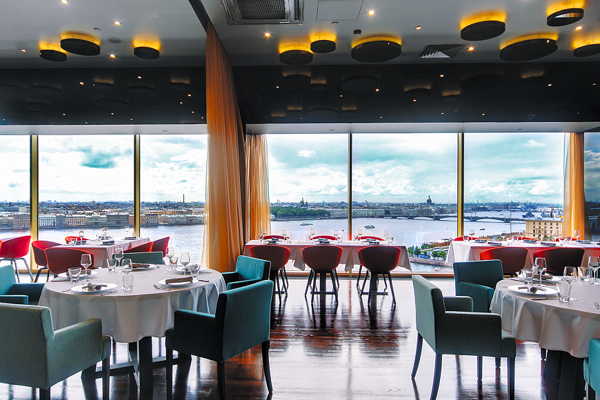 видовой ресторан La Vue винный ужин в панорамном ресторане отеля Санкт-Петербург