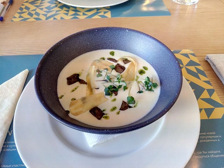 Крем-суп из корня сельдерея с пряной олениной, 380 рублей. Nordic