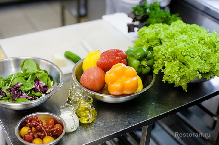 Салат с бастурмой и сливочным соусом от ресторана Эривань - фотография № 1