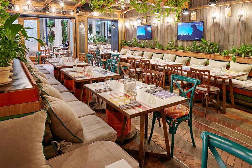 Нежный мини-кулич с глазурью и мармеладными мишками к Пасхе