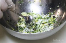 Чтобы засолить сельдь смешайте соль, сахар, перец,...
