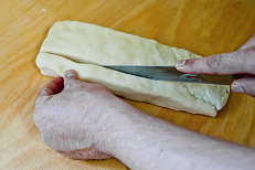 Тесто нарезается полосками шириной 2-3 см.