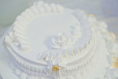Верхний ярус торта также украшаем розочками.