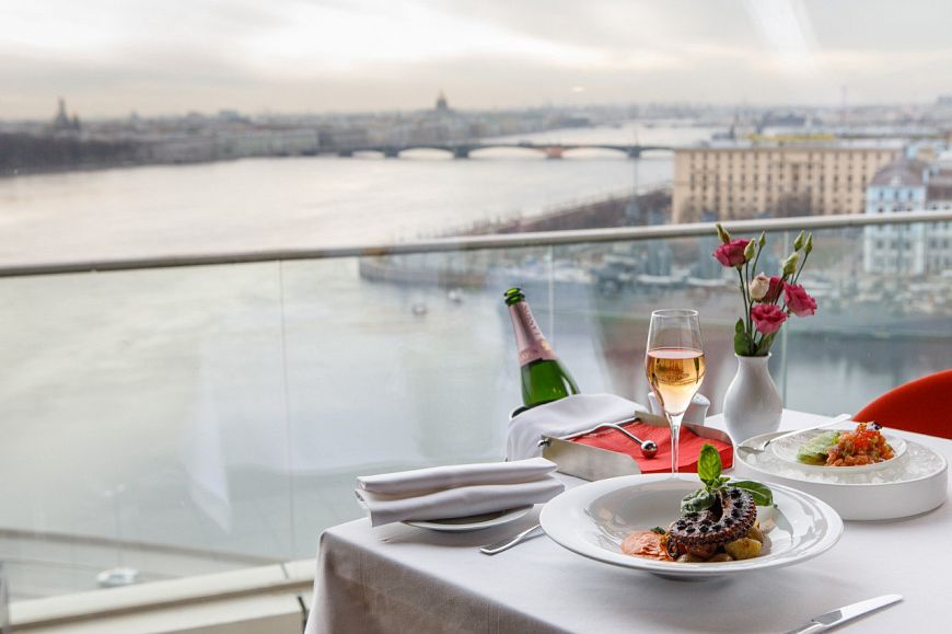 видовой ресторан La Vue панорамный ресторан в отеле Санкт-Петербург винный ужин Degrees Trade