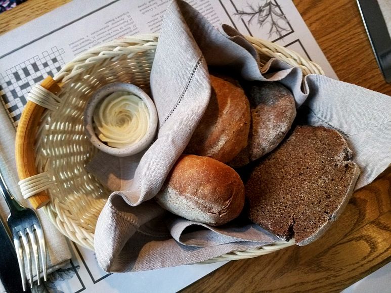 Корзинка с домашним хлебом и маслом с травами, 150 рублей. 
