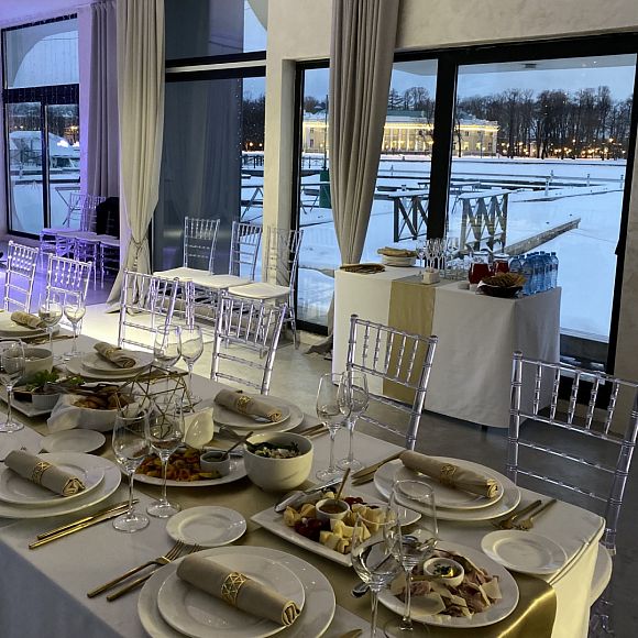 лофт на воде White Mare панорамный ресторан помещение для банкета