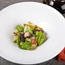 Ромейн с осьминогом гриль и печеным картофелем