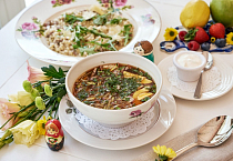 Традиционная окрошка на квасе со свежими овощами, говяжим языком и нежной сметаной