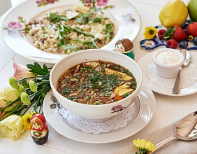 Традиционная окрошка на квасе со свежими овощами, говяжим языком и нежной сметаной