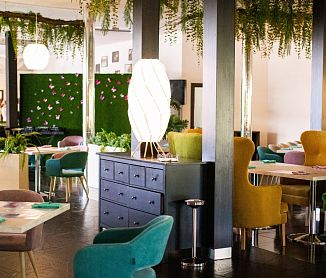 бронировать по телефону