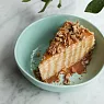 Слоеный торт с соленой карамелью и жареным пеканом