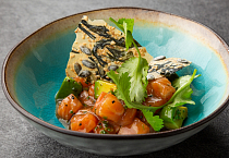 Татаки из тунца с имбирным соусом, бобами эдамамэ и кинзой