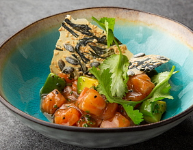 Татаки из тунца с имбирным соусом, бобами эдамамэ и кинзой