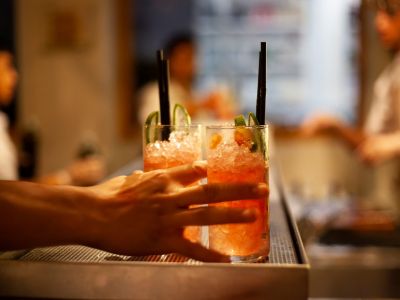 Искусные моктейли и специальные кофейные напитки меняют концепцию современного питья