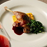 Утиная ножка конфи с полентой и шпинатом